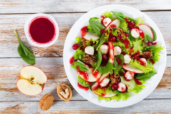 Salad with apples and walnuts